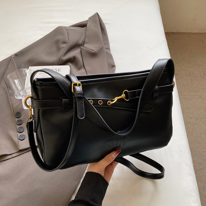 designer bag 2025 Large-capacity women's bag style all-match simple crossbody bag leisure single shoulder underarm commuter bag for work