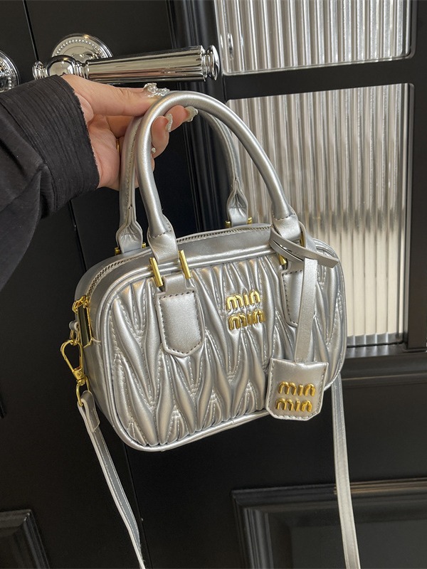 designer bag 2025 new Women's bag style crossbody bag summer niche design fashionable blockbuster single-shoulder hand-held wrinkled small square