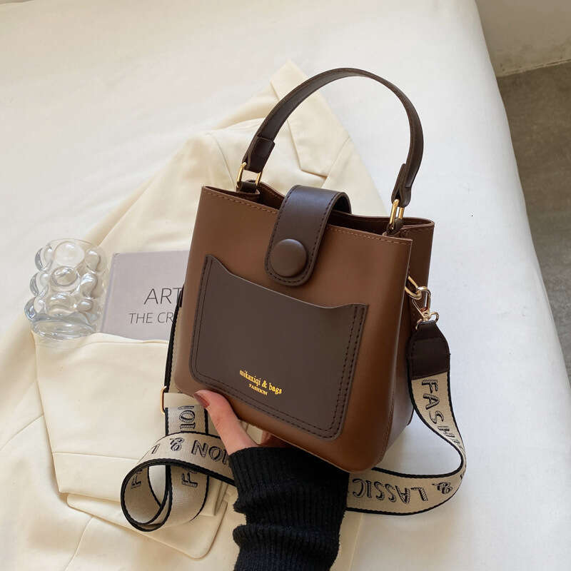 This year's popular 2025 new trend spring fashion hand-held single shoulder women's crossbody versatile bucket bag
