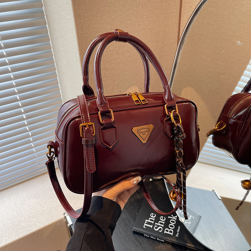 High end Small Women, New Styles in Autumn and Winter Hand held Pillow Retro Stylish Versatile Suitable for Commuting Cross - body Bags new design