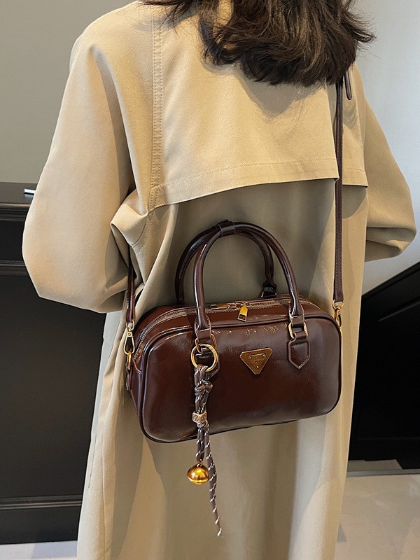 High end Small Women, New Styles in Autumn and Winter Hand held Pillow Retro Stylish Versatile Suitable for Commuting Cross - body Bags new design