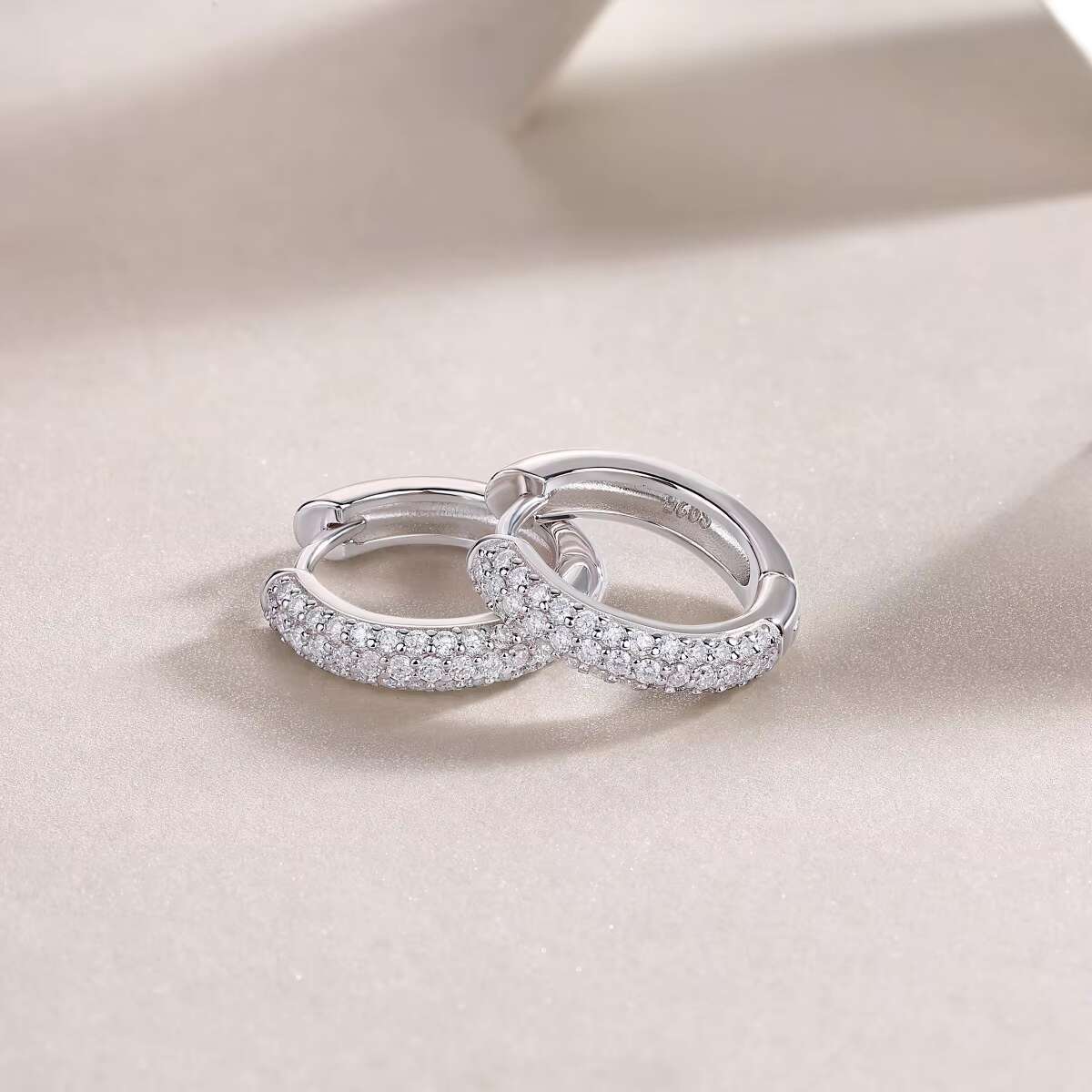 Wholesale Custom Minimalist 925 Sterling Silver VVS D Moissanite Huggie Hoop Earrings Fine Jewelry 18k White Gold Women Earrings