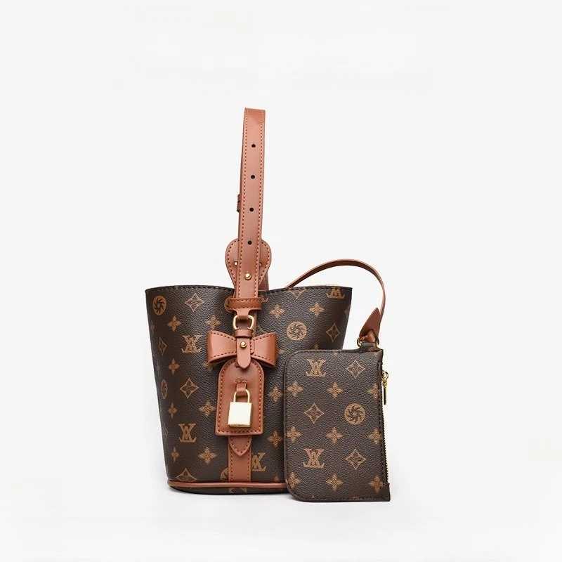 Famous Designer Elegant Leather Messenger Bag - Womens Handbag Collection for Fashionable LadiesW251115