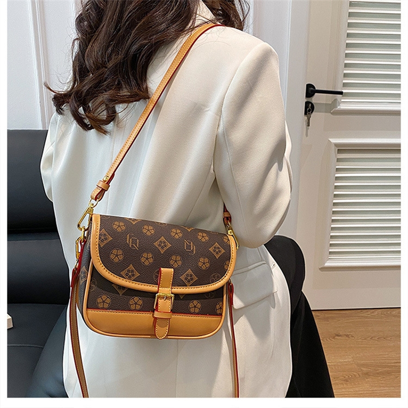 Shipping Designer Free Bag For Womens 2025 New French Stick Single Shoulder Underarm Saddle Hot Bag Simple Fashionable And Versatile