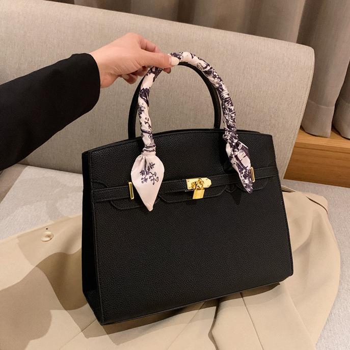 2025 hot Free shipping Totes for women Fashion summer new outdoor Red pink blue black and white designer bag