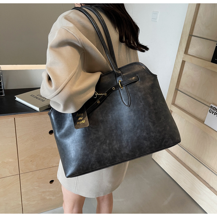 designer 2025 new Retro hand-held commuter bag, women's simple underarm high-end sense large capacity single shoulder bag