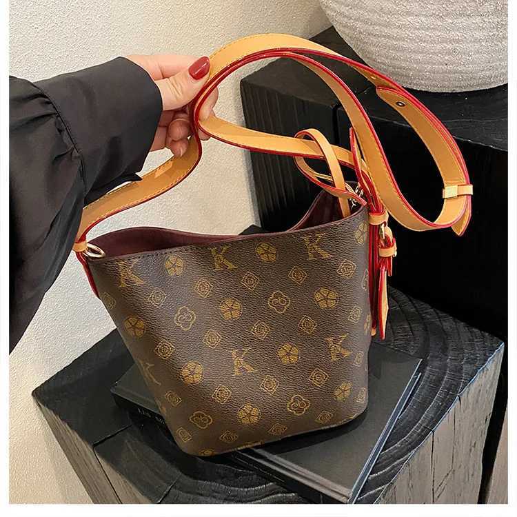 2025 Designer Womens Crossbody Bag Luxury Brand Waterproof Leather Tote Bag For Women Elegant Fashionable Totes Handbag PurseW251115