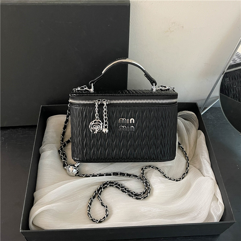 designer bag 2025 Women's Korean style small and unique fashion chain shoulder bag with a high-end hand-held wrinkled box design