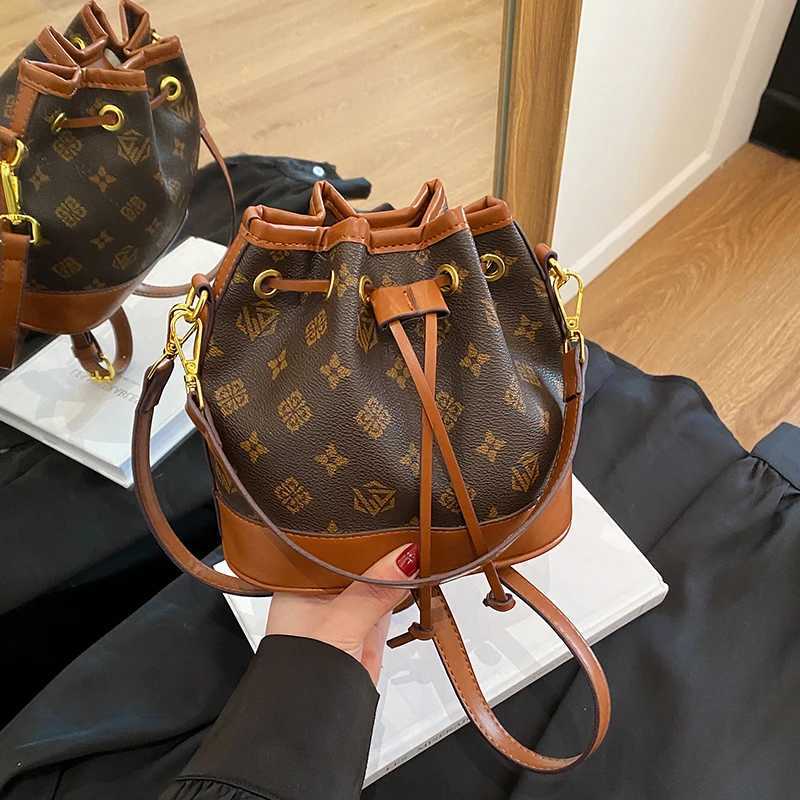 Fashionable Womens Crossbody Bag Leather Messenger Bag For Casual Shoulder Handbag By Famous DesignerW251117