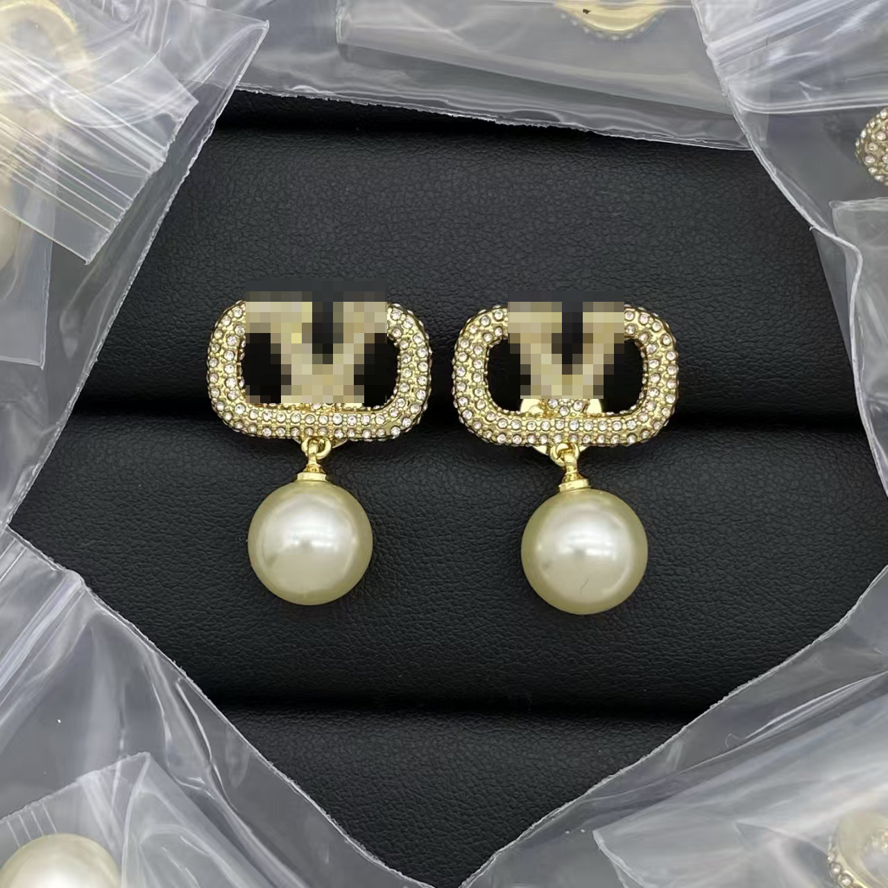 Pearl Diamond V-shaped earrings designer earrings women high-end design ear buckles Elegant jewelry Stud Copper Luxury earrings for party wedding