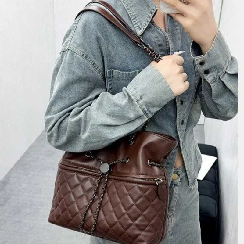 Fashionable Womens Handbag Made Of Premium Leather Boasting Trendy Design And Casual Vintage Paris StyleW251117