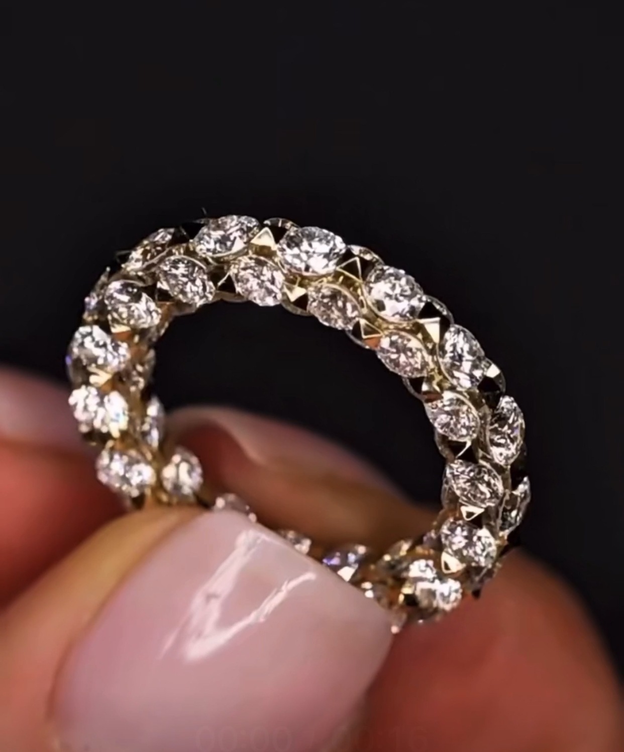 2025 Ins Top Sell Wedding Rings Luxury Jewelry 18K Designer White Gold Flll Full Round Cut 5A Zircon CZ Diamond Eternity Party Women Engagement Band R