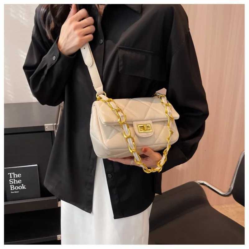 Womens Shoulder Bag Made Of Leather Boasting Paris Style And High-End Vintage Trendy LookW251117