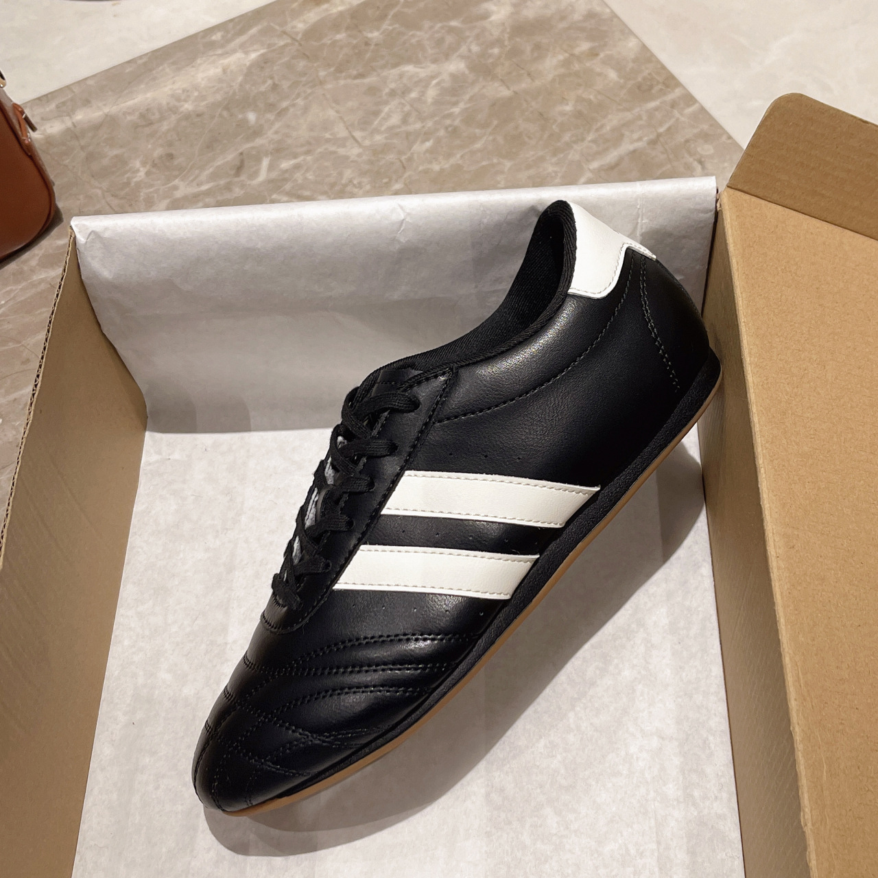 2025 Fashion Versatile Trendy Casual Shoes Striped Black White Sneakers Comfortable Soft Sole Flat White Shoes