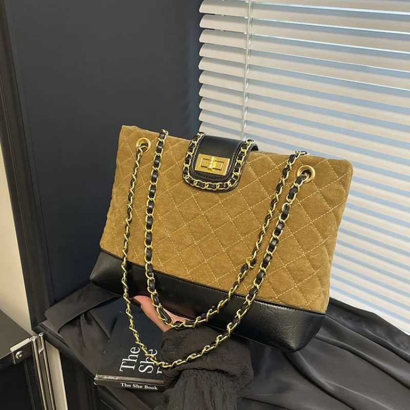 High-End Ladies Tote Bag Made Of Fine Leather Featuring High-End Famous Commuter Daily LookW251117