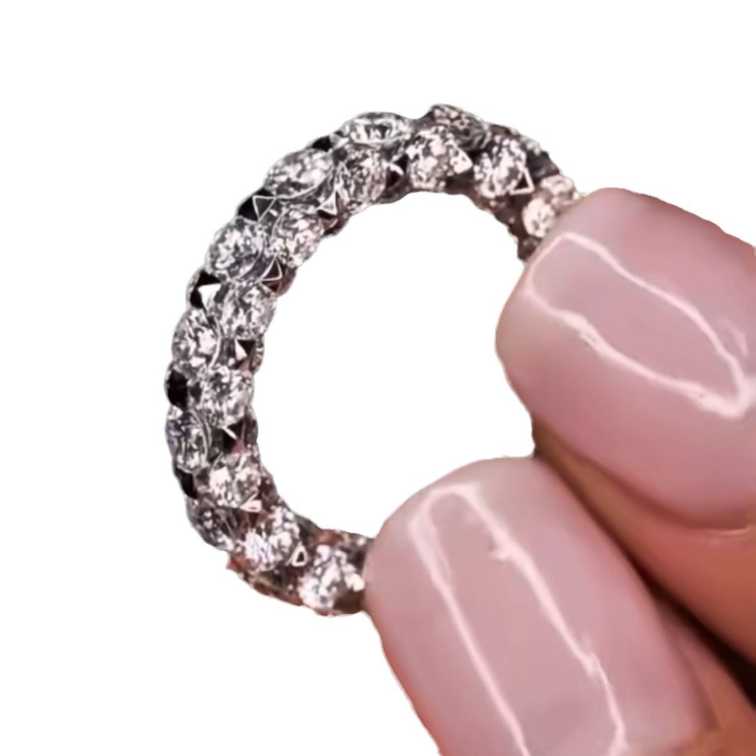 2025 Ins Top Sell Wedding Rings Luxury Jewelry 18K Designer White Gold Flll Full Round Cut 5A Zircon CZ Diamond Eternity Party Women Engagement Band R