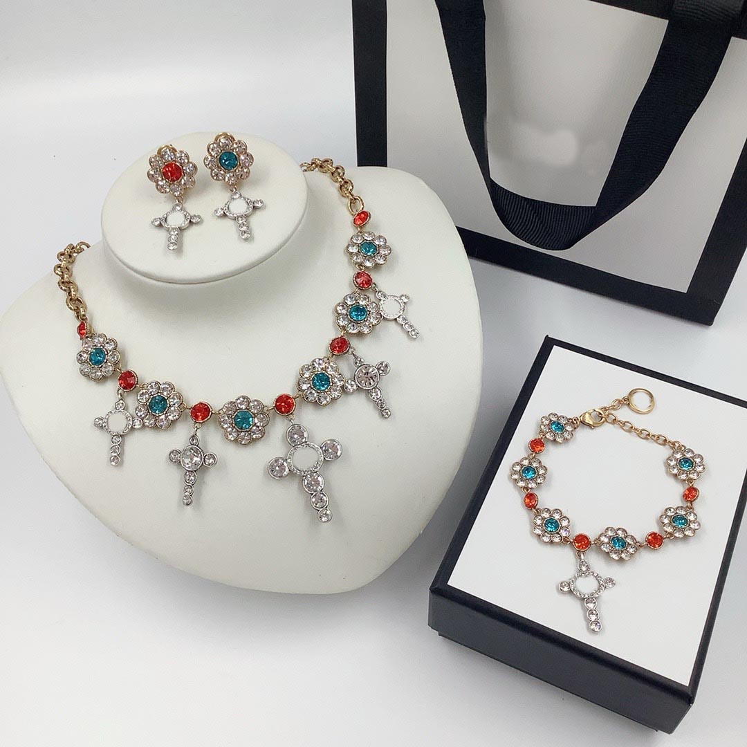 Luxury designer jewelry sets, crystal letter keys, pendants, necklaces, earrings, bracelets, high-quality and fashionable ladies' banquets and parties