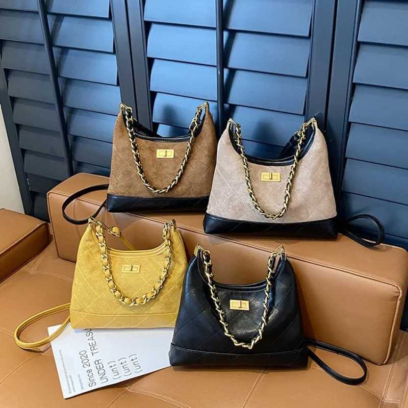 Sophisticated Women Leather Handbag With Turn Lock Closure And Double Strap Options For Shoulder Or Crossbody WearW251117