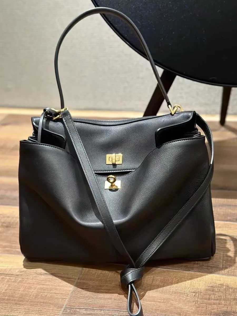 25 new lock bag relaxation neutral large capacity tote bag womens leather one-shoulder crossbody bagW251117