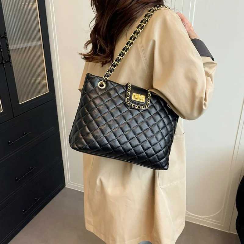 High-End Ladies Tote Bag Made Of Fine Leather Featuring High-End Famous Commuter Daily LookW251117