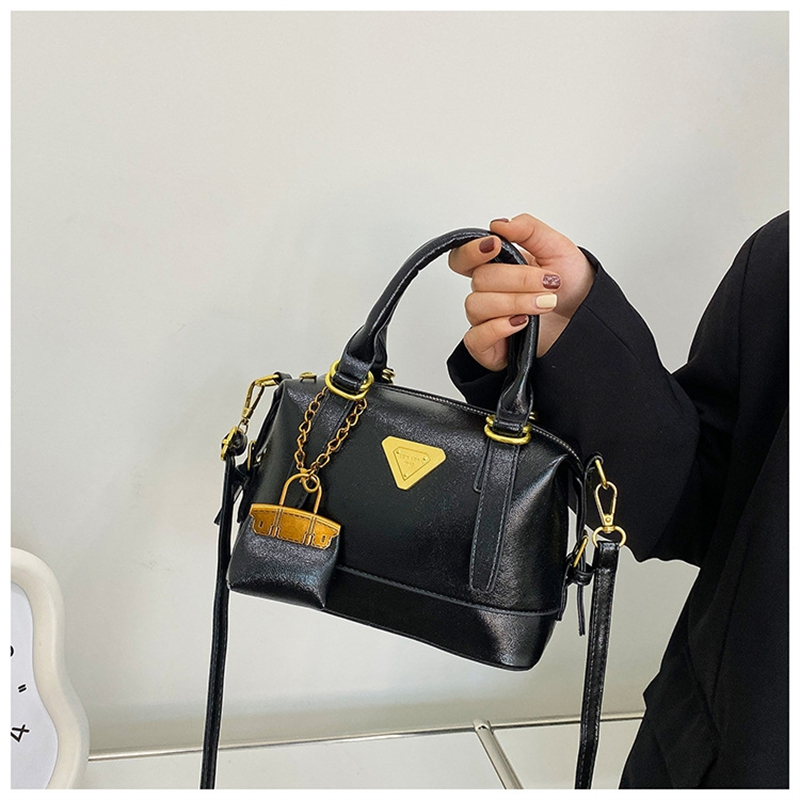 Designer free shipping designers bags for womens 2025 New Handheld Commuter Single Shoulder Crossbody Bag High End Simple and Fashionable