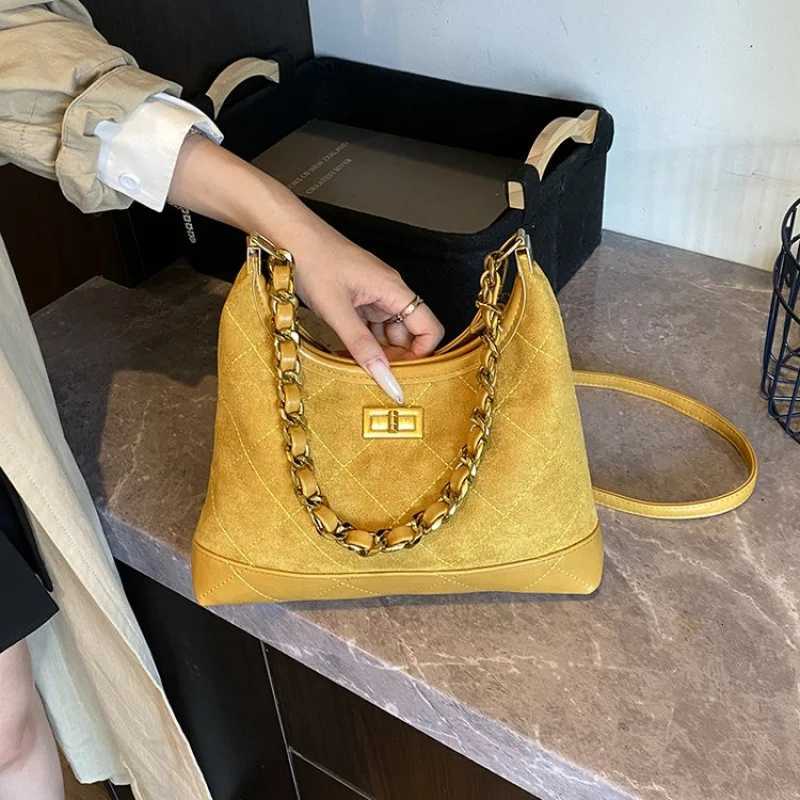 Sophisticated Women Leather Handbag With Turn Lock Closure And Double Strap Options For Shoulder Or Crossbody WearW251117