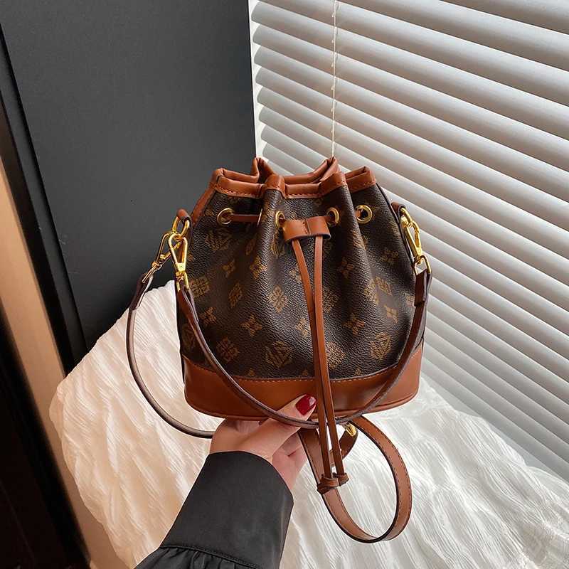 Fashionable Womens Crossbody Bag Leather Messenger Bag For Casual Shoulder Handbag By Famous DesignerW251117