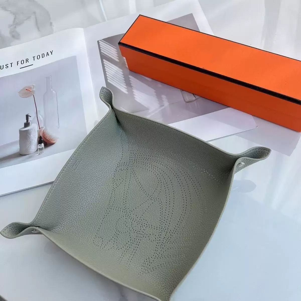 2026 High Quality Upscale Leather H horse tray Fashion luxury Orange leather Leather jewelry tray H Brand Designer Upscale jewelry Boxes Home storage tray with box