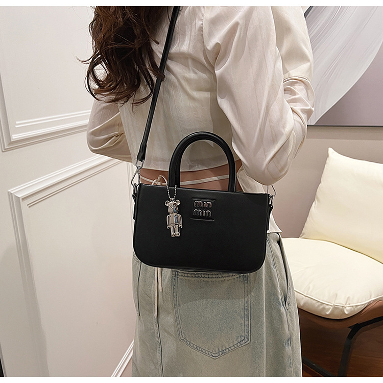 designer bag 2025 new Women's popular small handbag with high sense of luxury simple hand-held single shoulder crossbody bucket bag trendy