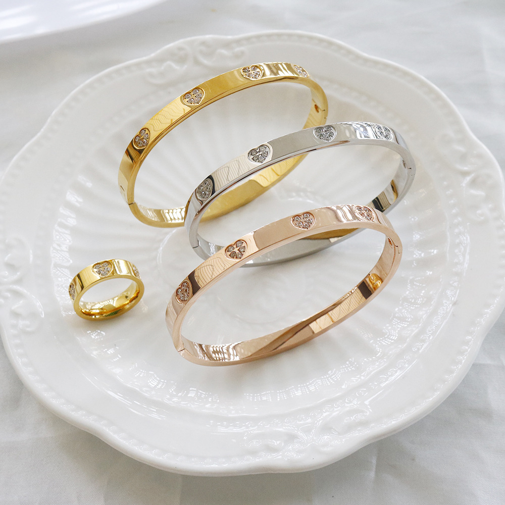 New Stainless Steel Material Ring With Charming Heart Shaped Star Pattern Carved Exquisite Small Diamonds Inlaid Ring High Quality Love Birthday Gift 