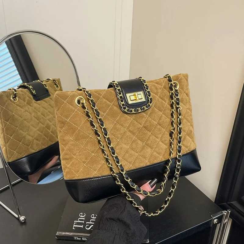 High-End Ladies Tote Bag Made Of Fine Leather Featuring High-End Famous Commuter Daily LookW251117