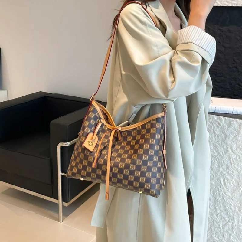 Womens Tote Bag Crafted From Premium Leather Featuring High-End Quality And Trendy Paris StyleW251117