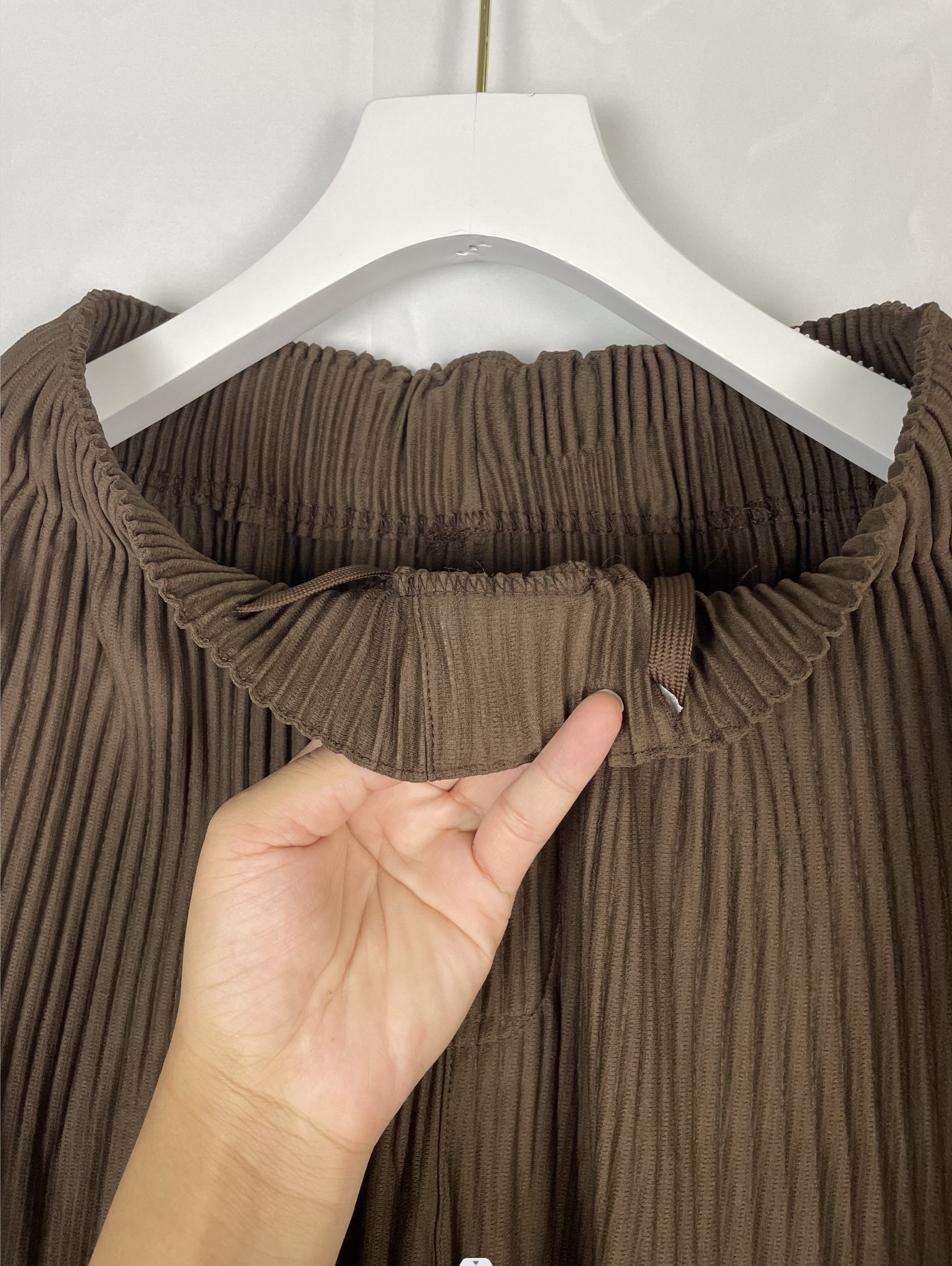 Men's linen pants men Miyake Homme Plisse Issey Pleated Fabric Fashion Casual And Women's Knickerbockers Pencil Z260315