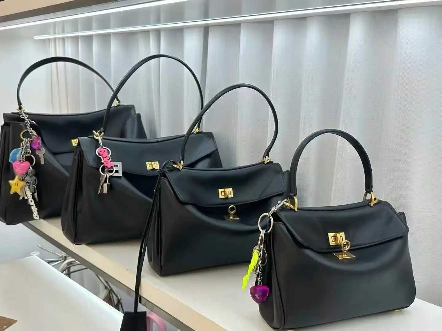 25 new lock bag relaxation neutral large capacity tote bag womens leather one-shoulder crossbody bagW251117