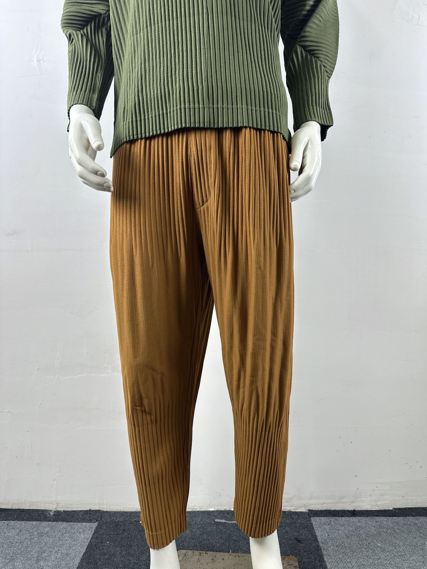 Men's designer pants linen pants men Miyake Homme Plisse Issey Pleated Fabric Fashion Casual And Women's Knickerbockers Pencil