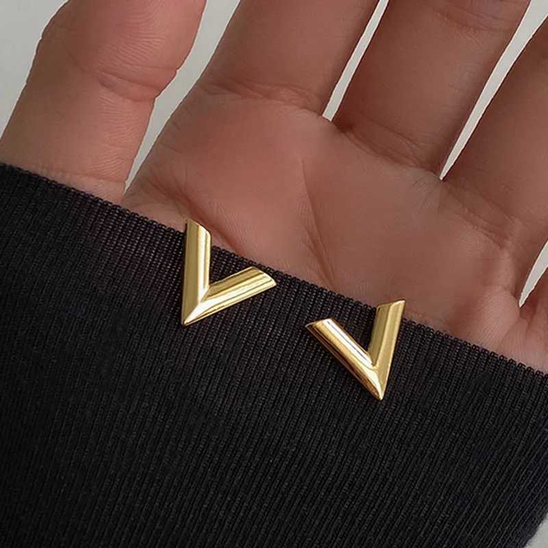 luxury 2023 New Classic 18 K Plated Stainless Steel V Letters Small Earrings Sexy Party Queen Earrings Trendsetter Lady Jewelry K251117