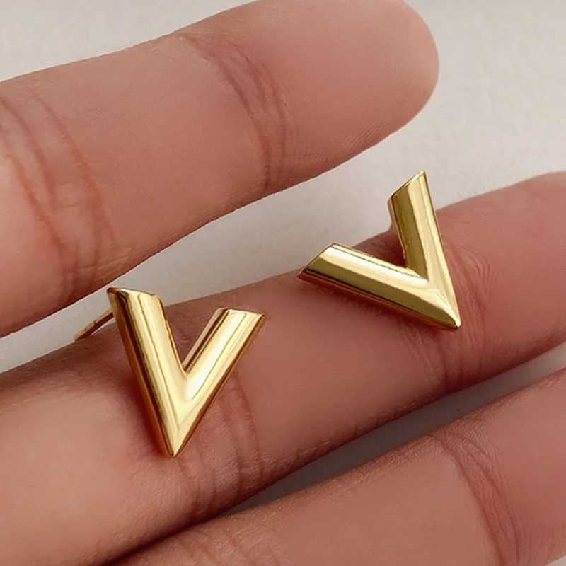 luxury 2023 New Classic 18 K Plated Stainless Steel V Letters Small Earrings Sexy Party Queen Earrings Trendsetter Lady Jewelry K251117