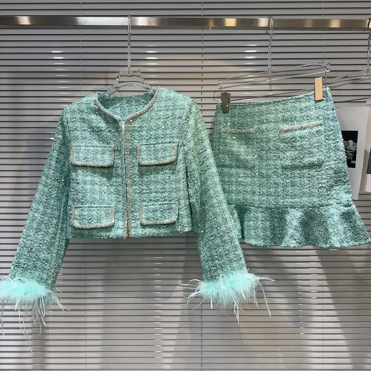 Shiny Green Sequined Plaids Tweed Jacket Diamonds 3D Feather Fur Cuff Sleeves Coarse Suits Coat A-Line Ruffles Skirt 2Pcs Set 251112