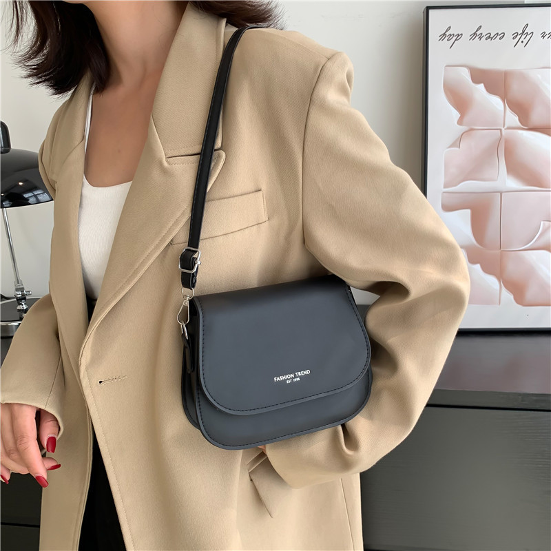Leather Flap Shoulder Bag for Women: Saddle hot Messenger Handbag Purse