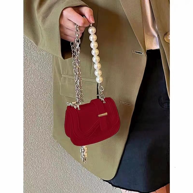 New Free Delivery Designer Mini Small For Women 2024 New Spring And Summer Design With Niche Texture, Fashionable Pearl Chain Crossbody Bag Designer B