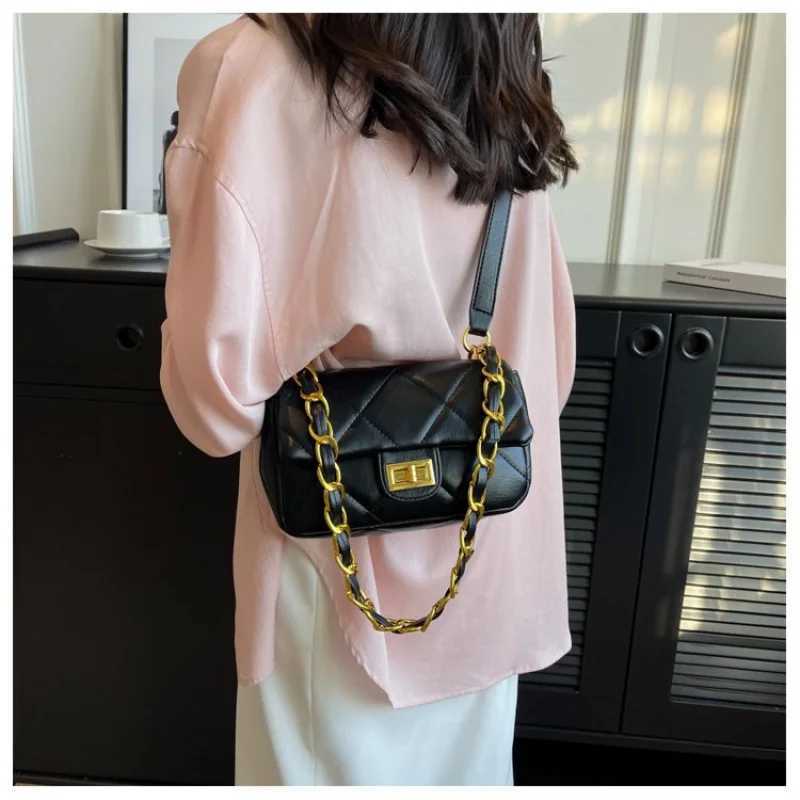 Womens Shoulder Bag Made Of Leather Boasting Paris Style And High-End Vintage Trendy LookW251117