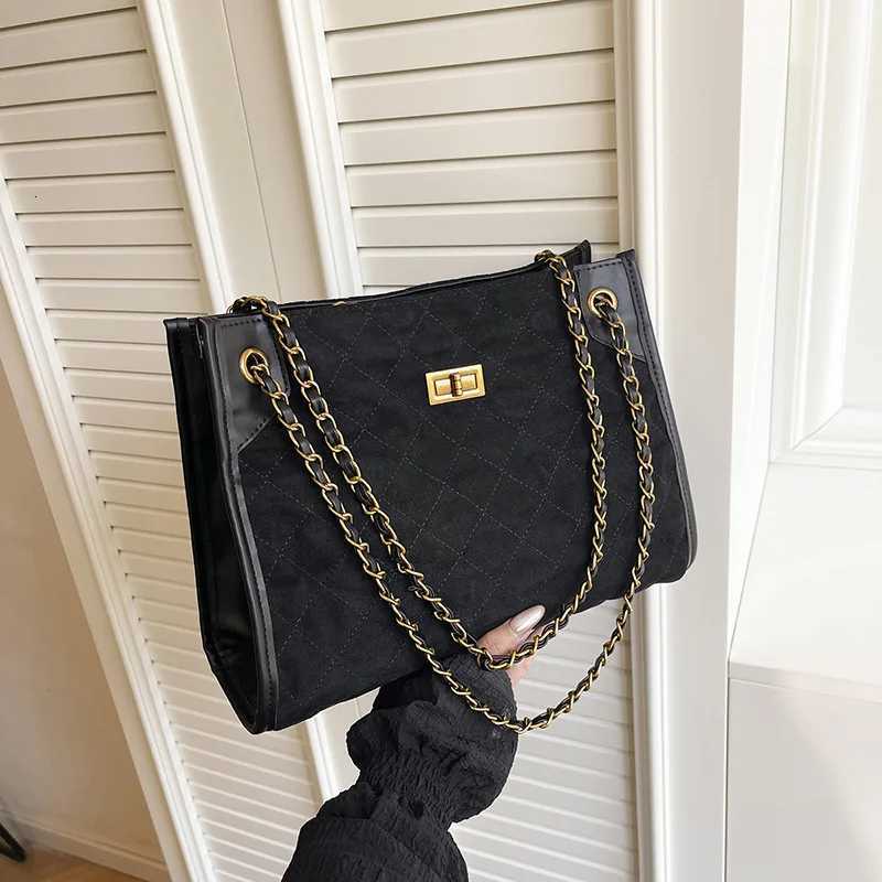 2025 Quilted Tote Bag for Women Spacious Chain Strap Purs Embroidered Shoulder Bag Large Capacity Crossbody Vintage Designer BagW251117
