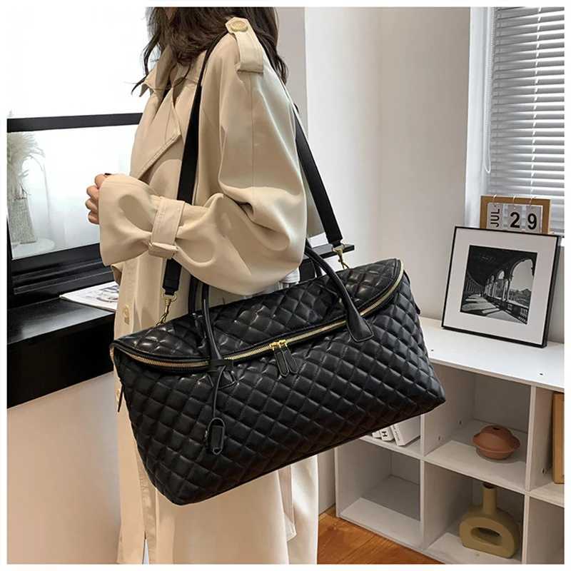 Womens luxury designer fashionable plain travel bag multifunctional luggage bag 2024 casual travel washing and makeup shoulder cross body BaW250417