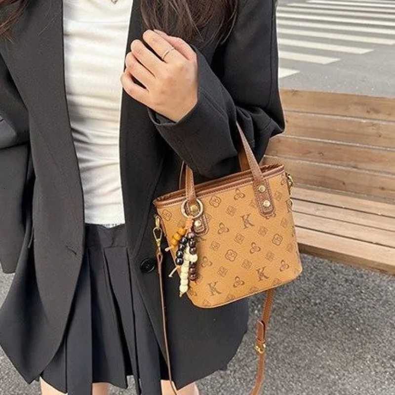 Luxury Womens Messenger Bag Crafted From Premium Leather Featuring Paris Style And Elegant Commuter Vintage LookW251117