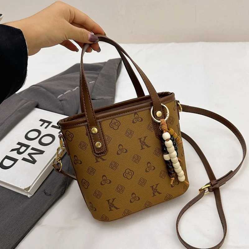 Luxury Womens Messenger Bag Crafted From Premium Leather Featuring Paris Style And Elegant Commuter Vintage LookW251117