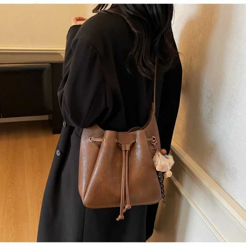 Minimalist Unique Vintage Clutch Bag For Women Stylish Casual Fashionable With Large Capacity LeatherW251117