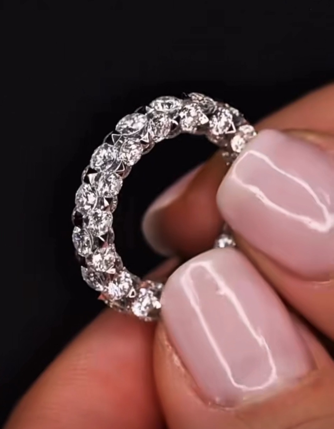 2025 Ins Top Sell Wedding Rings Luxury Jewelry 18K Designer White Gold Flll Full Round Cut 5A Zircon CZ Diamond Eternity Party Women Engagement Band R