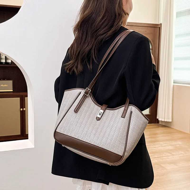 2025 Woven Tote Bag for Women Large Capacity Summer Shoulder Bag Stylish and PracticalW251117