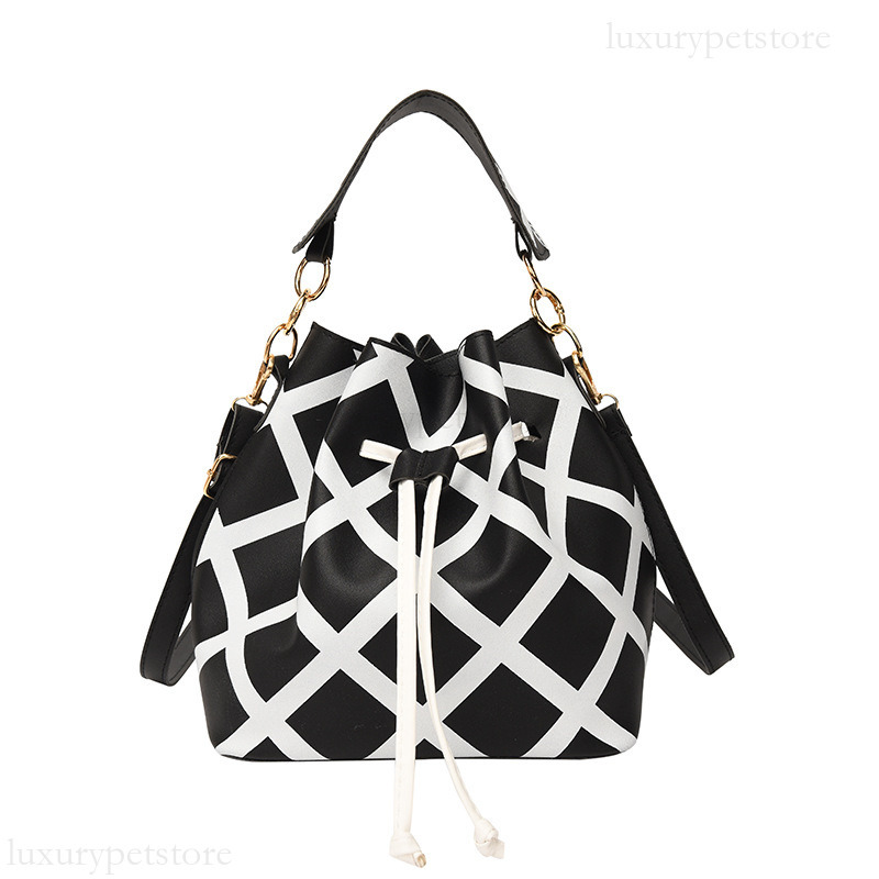 2025 New Designer Trendy Bag Fashionable And Casual, Simple Western Style Large Capacity Handheld Women's Crossbody Bag