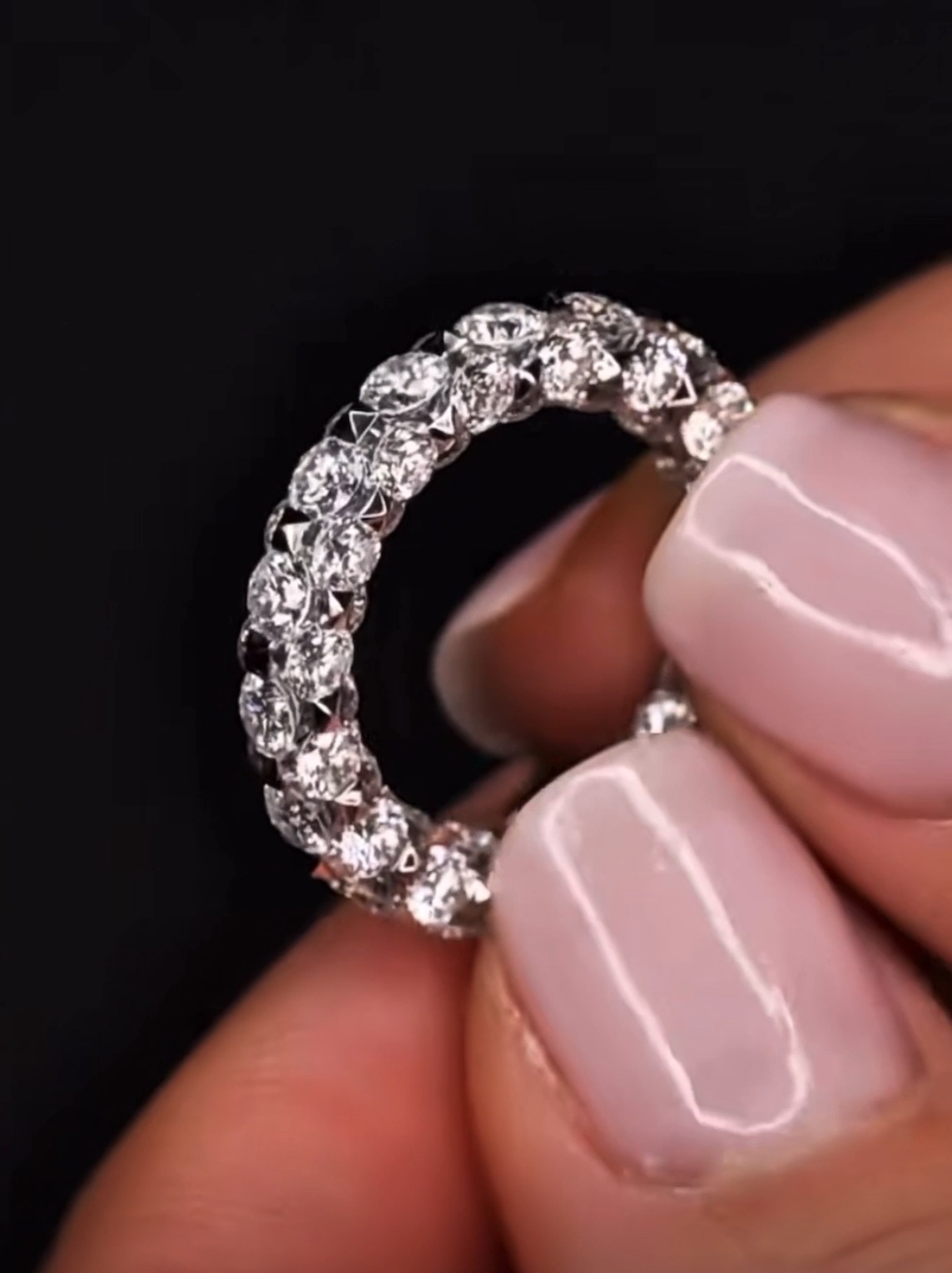 2025 Ins Top Sell Wedding Rings Luxury Jewelry 18K Designer White Gold Flll Full Round Cut 5A Zircon CZ Diamond Eternity Party Women Engagement Band R